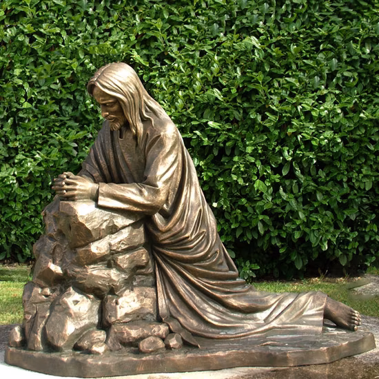Statue en bronze du roi Jésus assis l'église religieuse