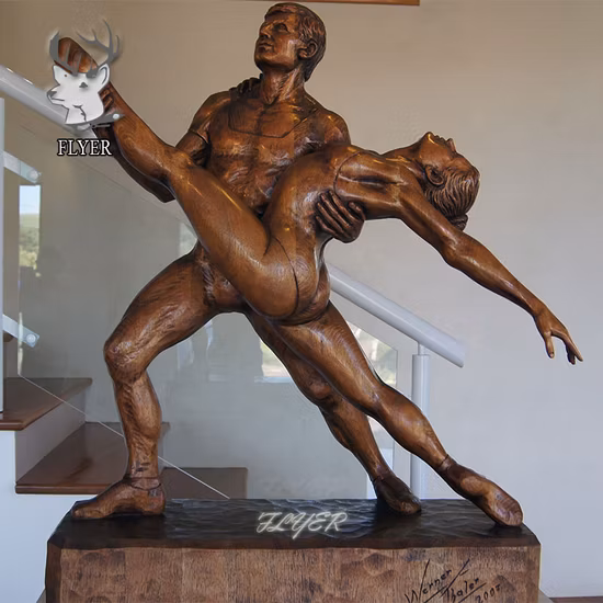 Grande sculpture en bronze moderne comme point de repère